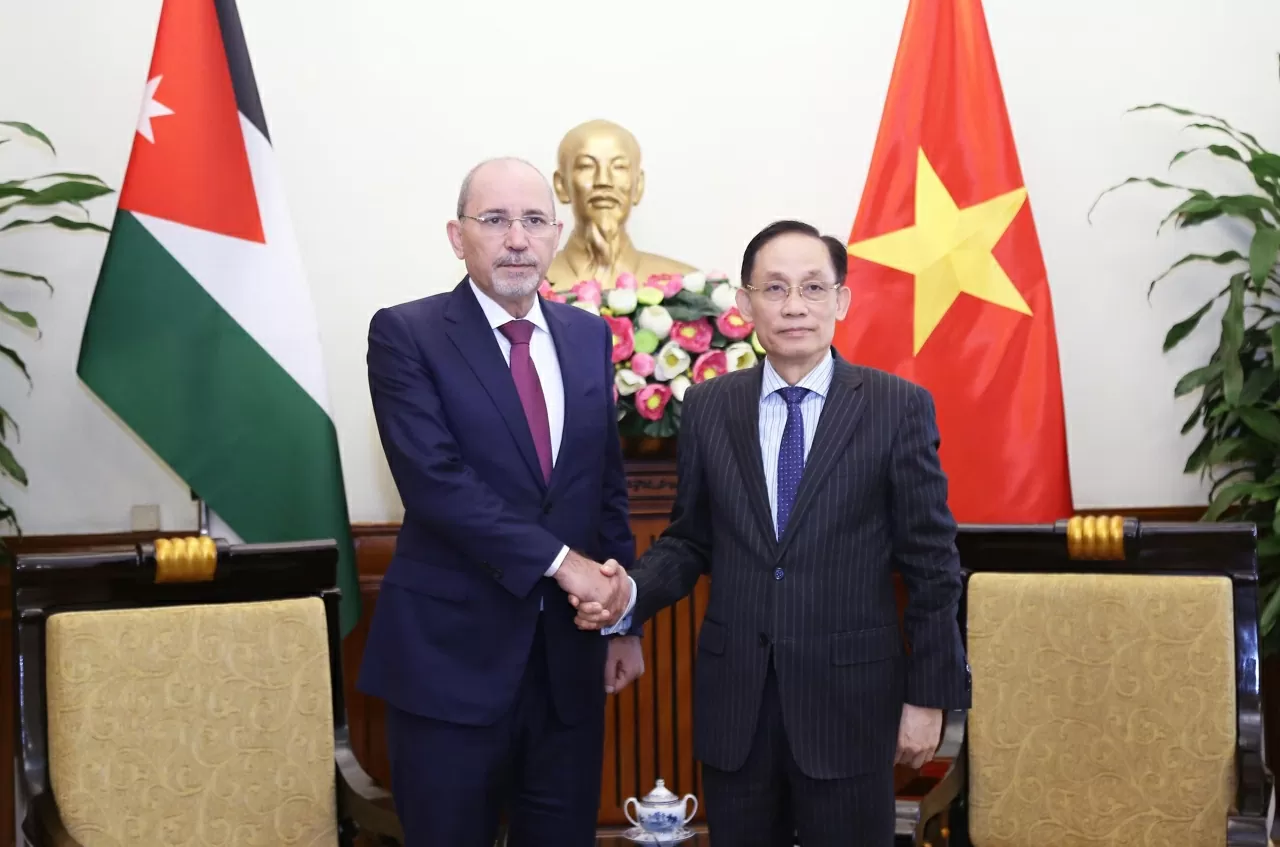 Bộ trưởng Ngoại giao Lê Hoài Trung chào đón Phó Thủ tướng, Bộ trưởng Ngoại giao và kiều dân Jordan Ayman Al Safadi chụp bức ảnh lưu niệm. (Ảnh: Thành Long)