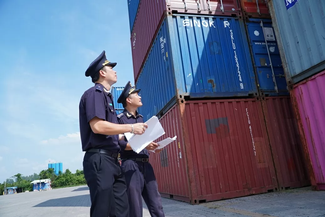 Công chức Hải quan đang thực hiện hoạt động nghiệp vụ tại Cảng Phước An.