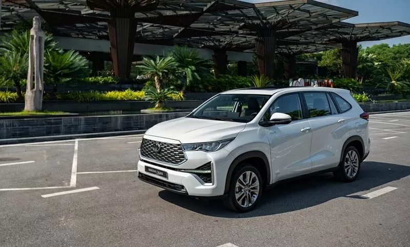 Top 5 mẫu xe hybrid bán chạy nhất tháng 10/2025: Toyota Innova Cross HEV vươn lên dẫn đầu.