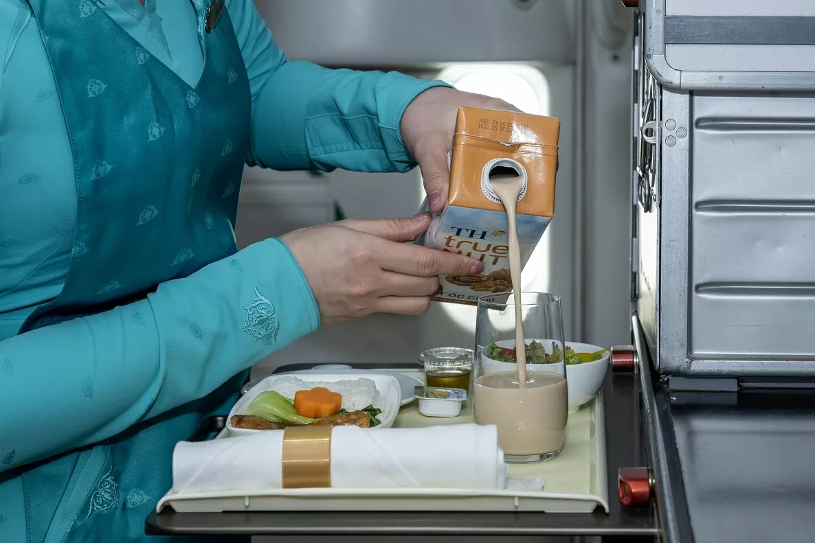 Trải nghiệm sản phẩm cao cấp, hoàn toàn từ thiên nhiên của TH trên các chuyến bay Vietnam Airlines Trải nghiệm sản phẩm cao cấp, hoàn toàn từ thiên nhiên của TH trên các chuyến bay Vietnam Airlines