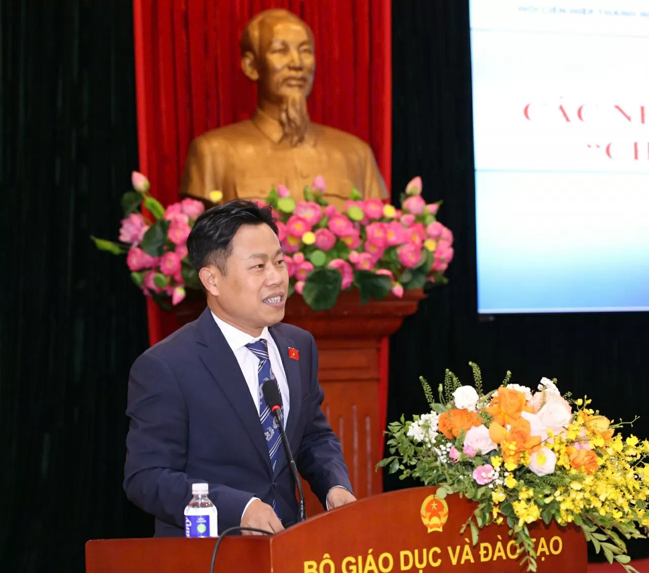 Bộ GD&ĐT vinh danh 80 giáo viên xuất sắc trong chương trình Chia sẻ cùng thầy cô 2025 Bộ GD&ĐT vinh danh 80 giáo viên xuất sắc trong chương trình Chia sẻ cùng thầy cô 2025