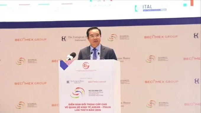 Chủ tịch UBND TPHCM Nguyễn Văn Được phát biểu tại phiên khai mạc. (Ảnh: SGGP)