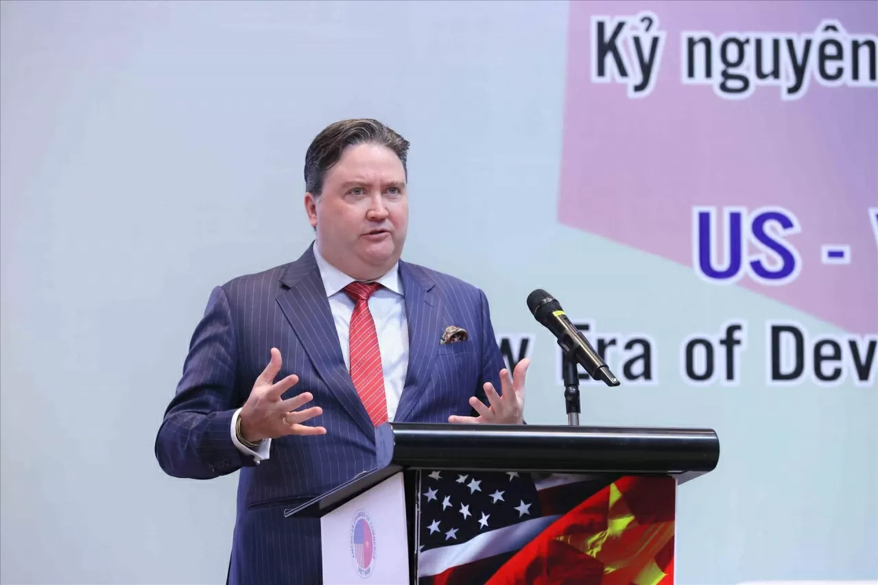 Phó Thủ tướng kêu gọi doanh nghiệp Hoa Kỳ mở rộng đầu tư, đồng hành cùng Việt Nam trong các lĩnh vực bán dẫn, năng lượng sạch Phó Thủ tướng kêu gọi doanh nghiệp Hoa Kỳ mở rộng đầu tư, đồng hành cùng Việt Nam trong các lĩnh vực bán dẫn, năng lượng sạch