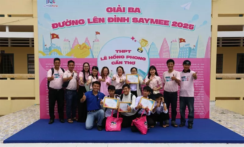 Trao giải thưởng top 3 cho trường THPT Lê Hồng Phong - Cần Thơ