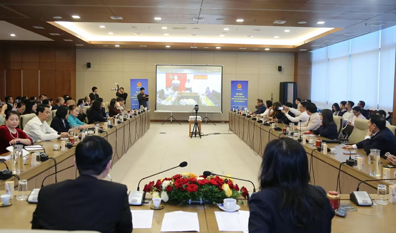Phó Chủ tịch UBND tỉnh Vĩnh Long Nguyễn Quỳnh Thiện tham dự cuộc họp dưới hình thức trực tuyến. (Ảnh: Thành Long)