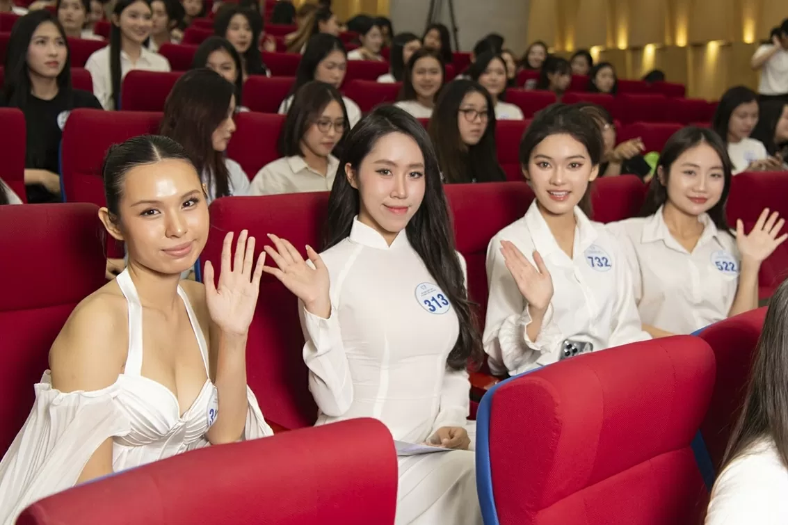 Thí sinh trổ tài tại vòng sơ khảo Hoa hậu Sinh viên hoà bình Việt Nam Thí sinh trổ tài tại vòng sơ khảo Hoa hậu Sinh viên hoà bình Việt Nam