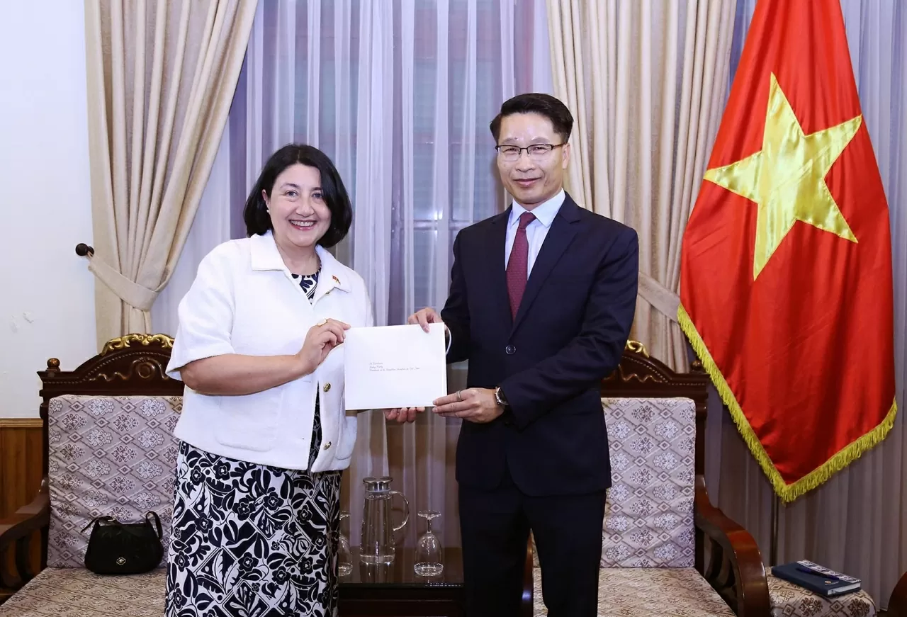 Cục trưởng Phạm Bình Đàm tiếp nhận bản sao Thư ủy nhiệm bổ nhiệm Đại sứ Chile tại Việt Nam. (Ảnh: Thành Long)