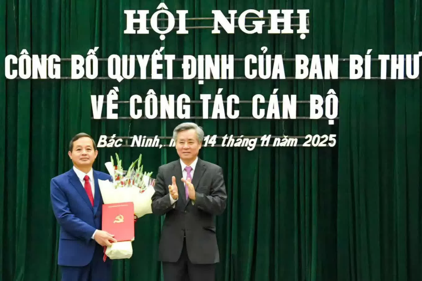 Phó trưởng ban Ban Tổ chức Trung ương Nguyễn Quang Dương trao quyết định cho ông Phạm Hoàng Sơn (Ảnh: Nam Giang).