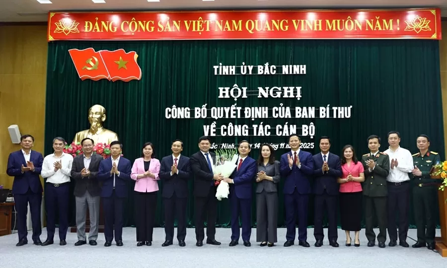 Ban Thường vụ Tỉnh ủy Bắc Ninh tặng hoa chúc mừng đồng chí Phạm Hoàng Sơn.