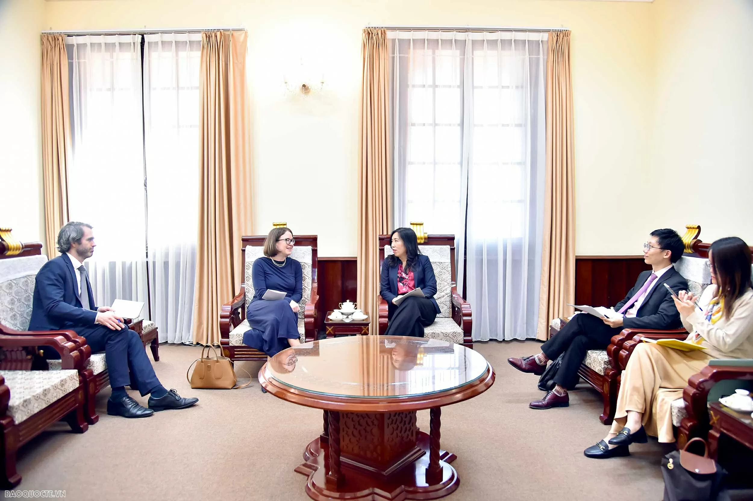 Thứ trưởng Ngoại giao Lê Thị Thu Hằng tiếp Đại sứ Ireland tại Việt Nam