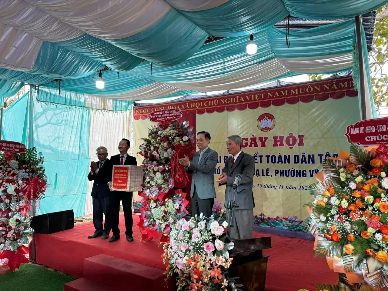 Bộ trưởng Ngoại giao Lê Hoài Trung dự Ngày hội Đại đoàn kết toàn dân tộc tại Tổ dân phố Dạ Lê