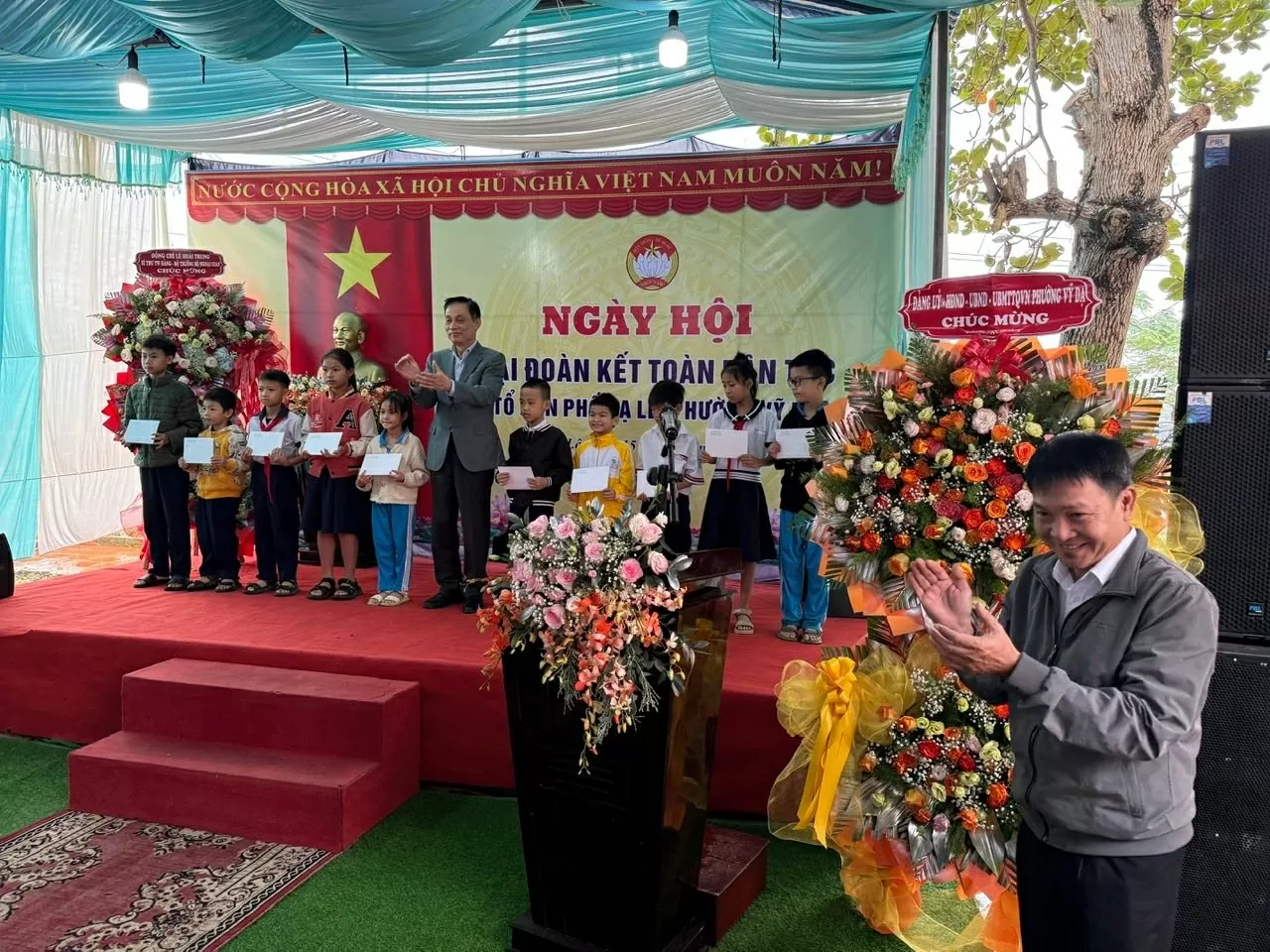 Bộ trưởng Ngoại giao Lê Hoài Trung dự Ngày hội Đại đoàn kết toàn dân tộc tại Tổ dân phố Dạ Lê