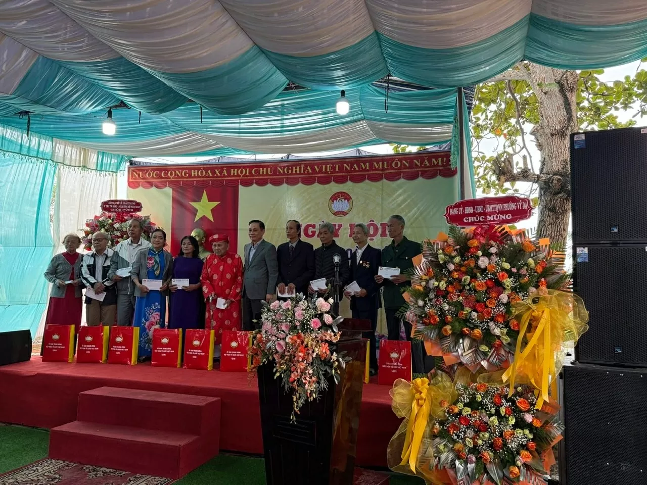 Bộ trưởng Ngoại giao Lê Hoài Trung dự Ngày hội Đại đoàn kết toàn dân tộc tại Tổ dân phố Dạ Lê