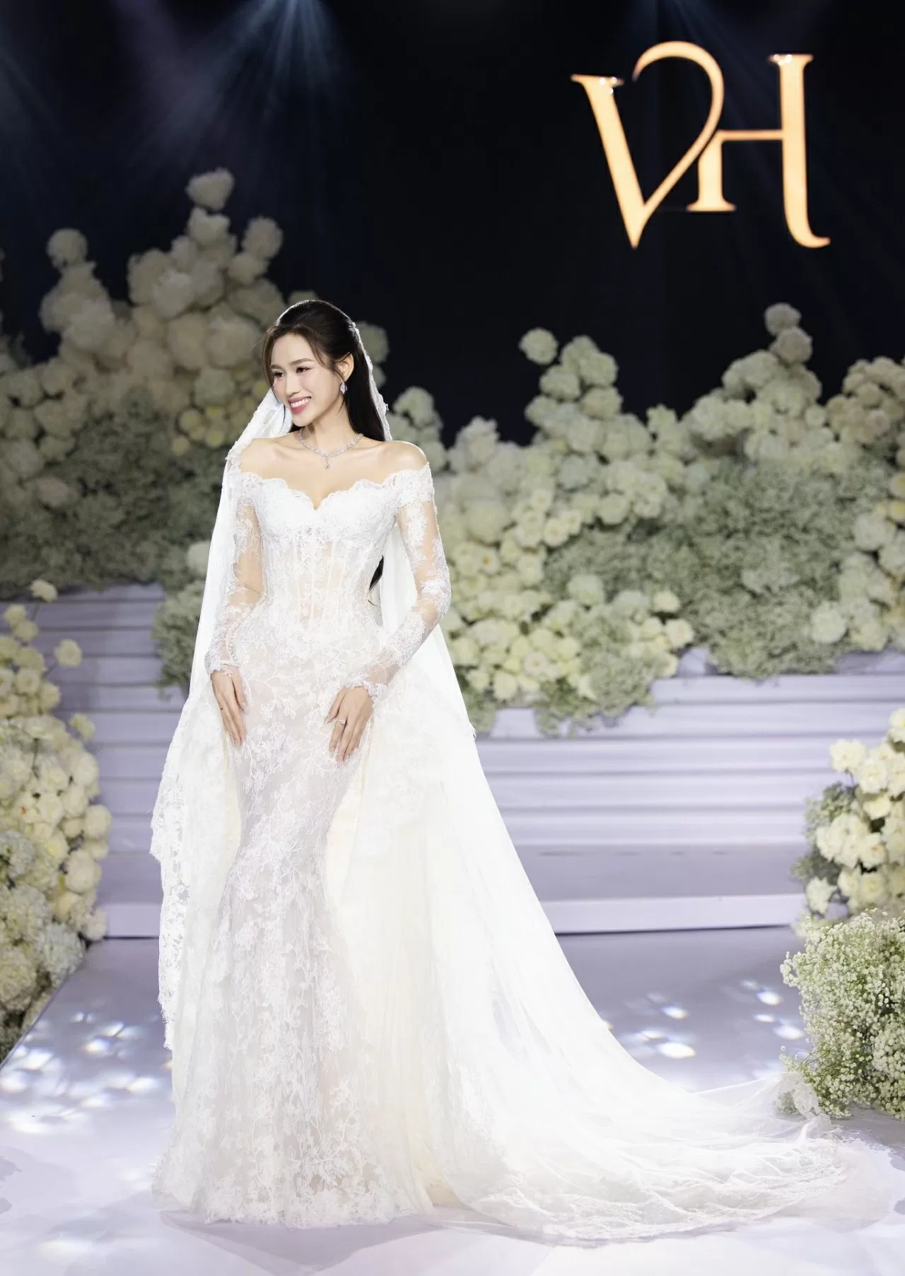 Hoa hậu Đỗ Thị Hà xả loạt ảnh cưới đẹp nên thơ