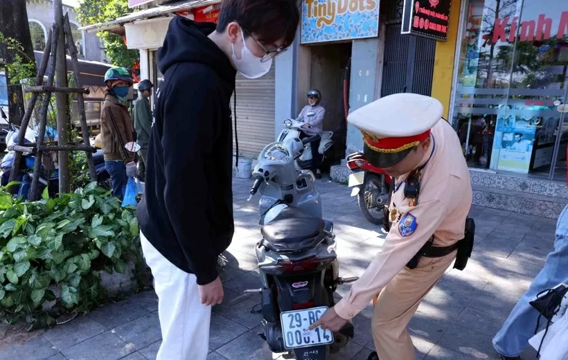 Hà Nội: Đồng loạt kiểm tra, xử lý hành vi sử dụng điện thoại và che, dán biển số Hà Nội: Đồng loạt kiểm tra, xử lý hành vi sử dụng điện thoại và che, dán biển số