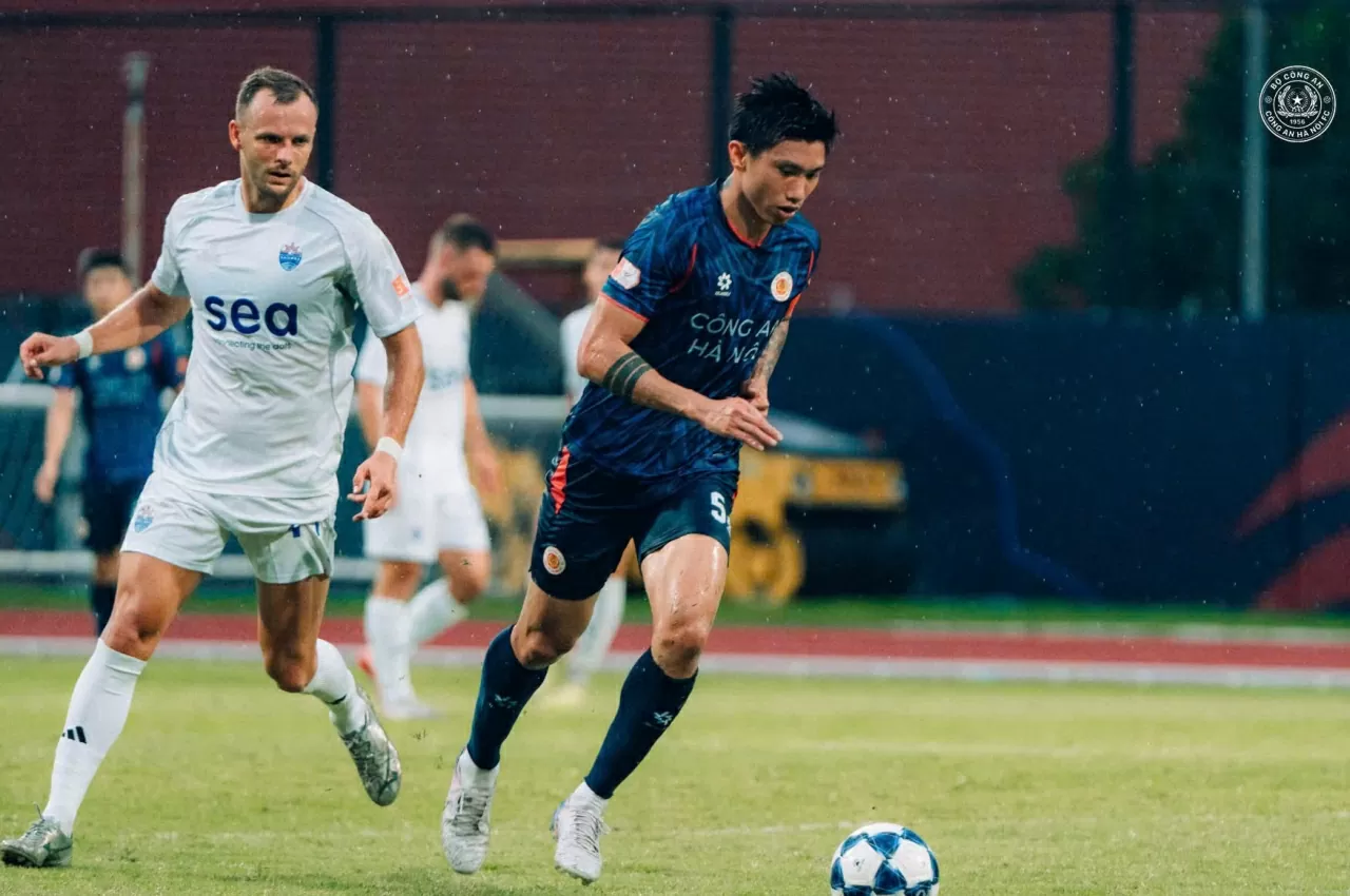 Lộ hình ảnh Văn Hậu tái xuất, HLV Kim Sang Sik nhận tin vui