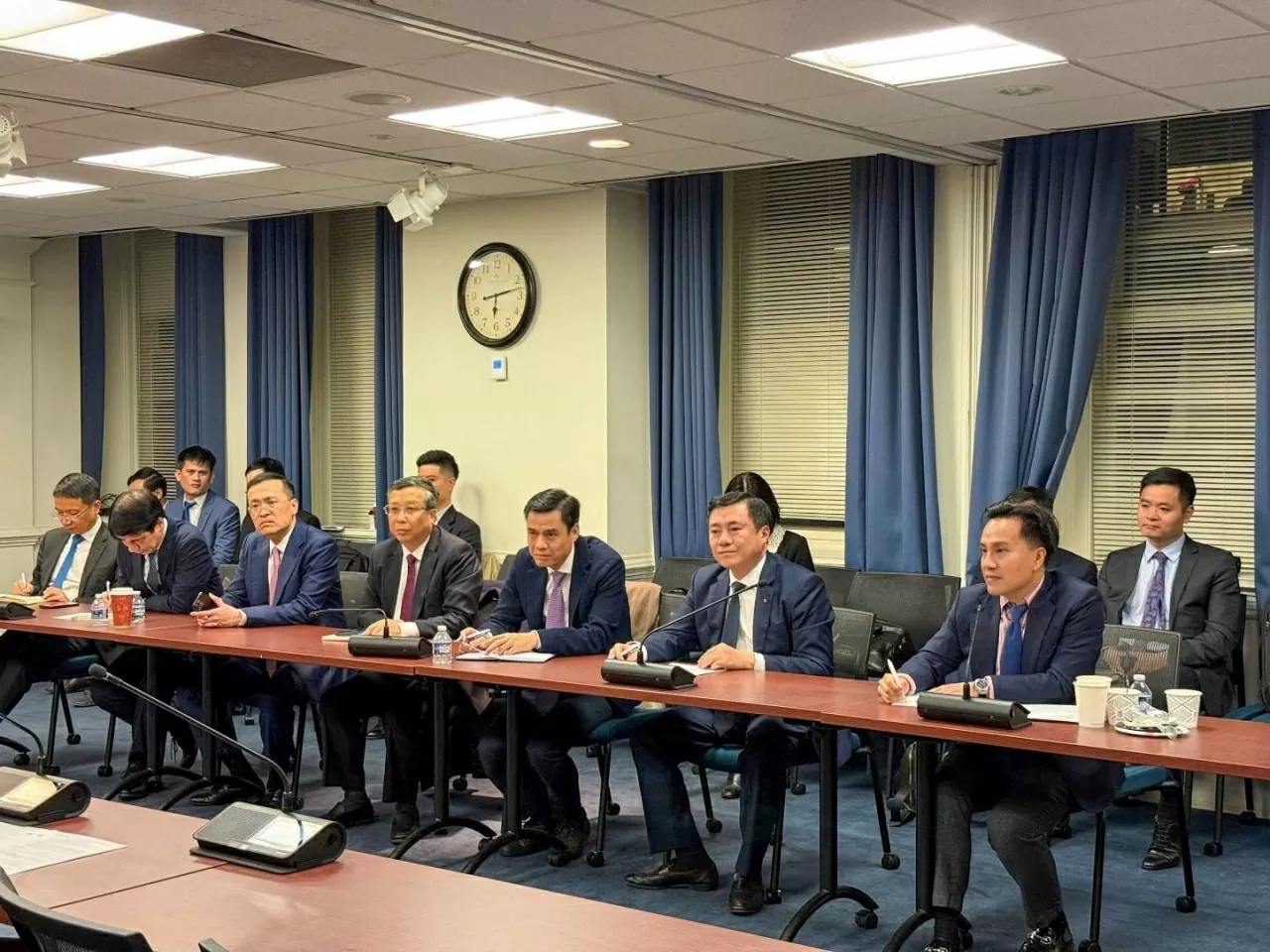 Thứ trưởng Bộ Công Thương, Phó Trưởng Đoàn đàm phán Chính phủ Nguyễn Sinh Nhật Tân cùng các thành viên trong Đoàn công tác tham dự phiên đàm phán kỹ thuật tại Washington D.C. (Ảnh: BCT/Vietnam+)