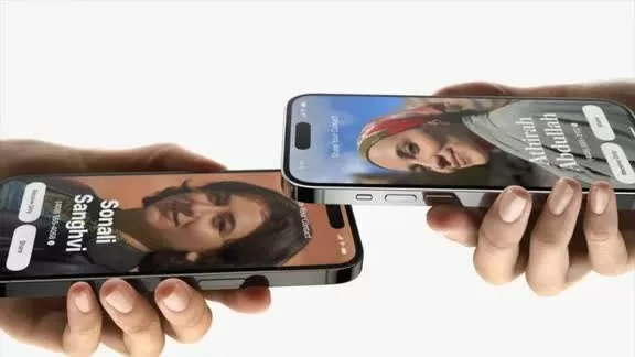 Những hình ảnh giao diện được hé lộ cho thấy Google đang xây dựng một cơ chế trao đổi danh bạ bằng cử chỉ khá trực quan. Những hình ảnh giao diện được hé lộ cho thấy Google đang xây dựng một cơ chế trao đổi danh bạ bằng cử chỉ khá trực quan.