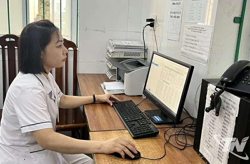 Phụ nữ ngành Y tế Thái Nguyên tích cực ứng dụng công nghệ thông tin trong việc khám, điều trị cho bệnh nhân.