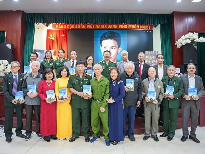 Trao 2 bộ di ảnh Trao 2 bộ di ảnh