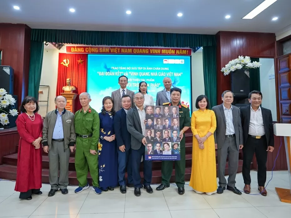 Trao 2 bộ di ảnh Trao 2 bộ di ảnh