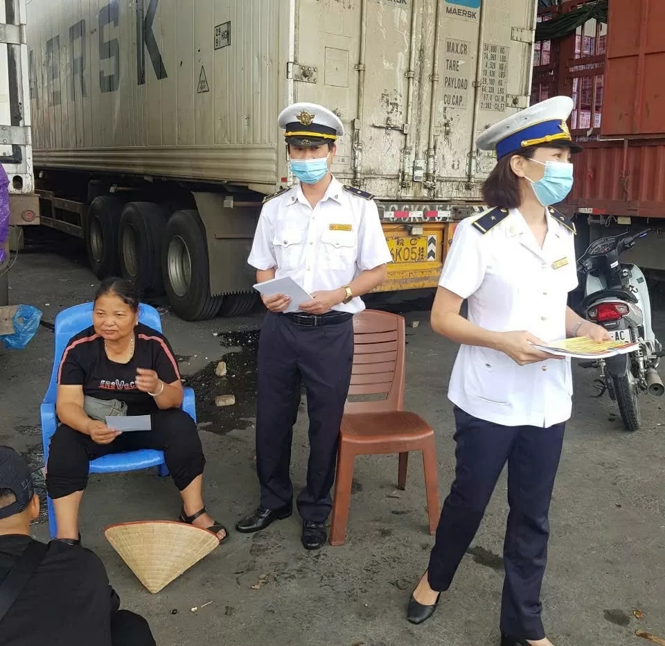 KDV Trung tâm KDYTQTLC tuyên truyền phòng chống dịch cho người điều khiển phương tiện them gia XNC tại CK Kim Thành