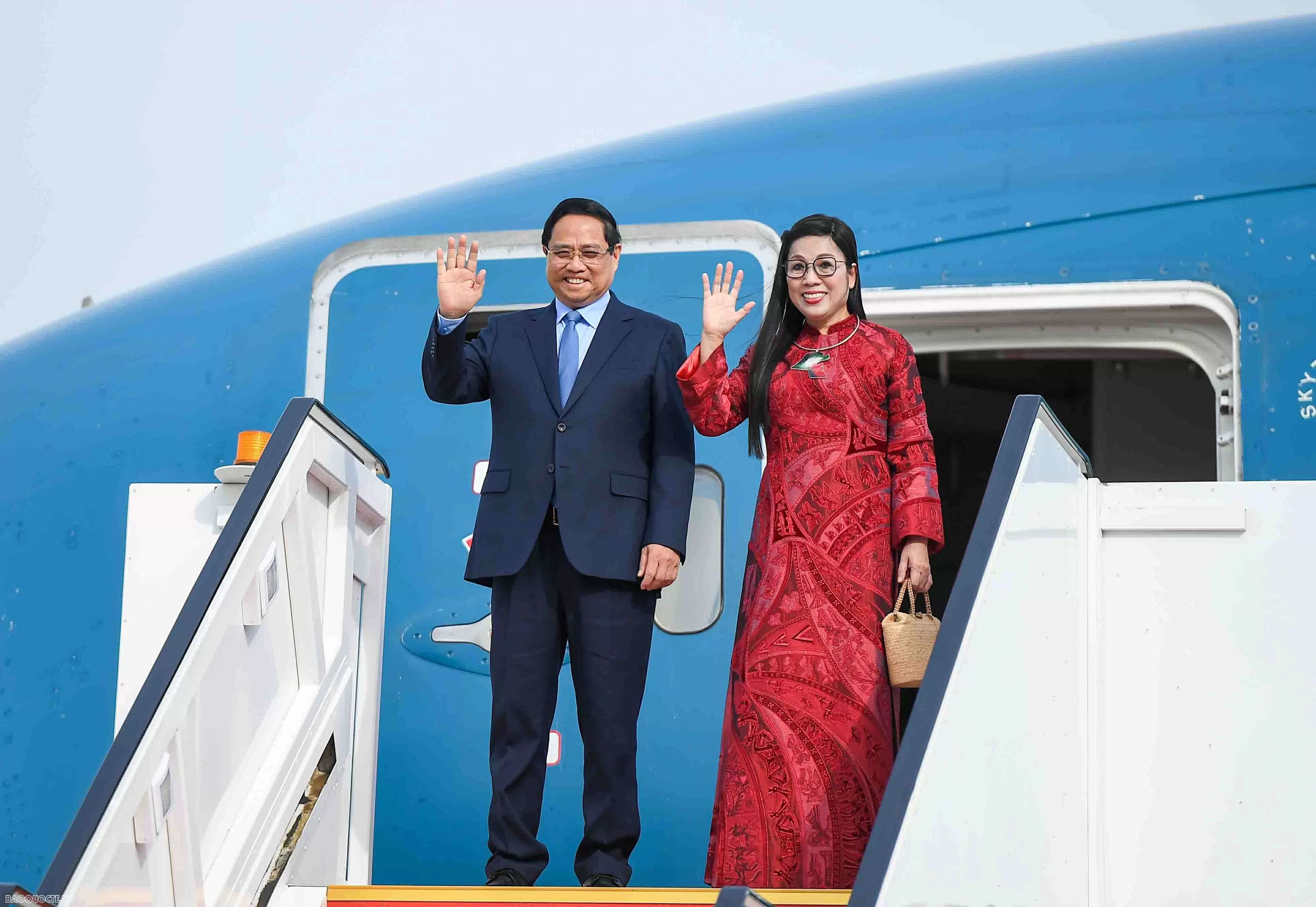 Thủ tướng Phạm Minh Chính và Phu nhân đến thành phố Kuwait, bắt đầu thăm chính thức Kuwait