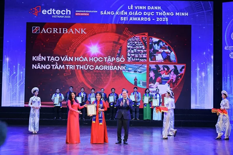 Bà Lê Thu Hà, Phó Chủ nhiêm Văn Phòng Quốc Hội và Ông Phan Xuân Dũng, Chủ tịch Liên hiệp các Hội Khoa học và Kỹ thuật Việt Nam trao giải cho Đại diện Ngân hàng Agribank tại Chương trình. Ảnh: Hoàng Hiếu TTXVN Bà Lê Thu Hà, Phó Chủ nhiêm Văn Phòng Quốc Hội và Ông Phan Xuân Dũng, Chủ tịch Liên hiệp các Hội Khoa học và Kỹ thuật Việt Nam trao giải cho Đại diện Ngân hàng Agribank tại Chương trình. Ảnh: Hoàng Hiếu TTXVN
