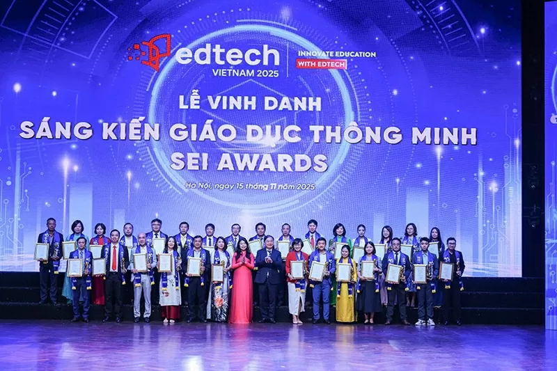 Các đơn vị được vinh danh ở hạng mục Môi trường giáo dục của năm và Ảnh hưởng giáo dục của năm. Ảnh: Hoàng Hiếu TTXVN Các đơn vị được vinh danh ở hạng mục Môi trường giáo dục của năm và Ảnh hưởng giáo dục của năm. Ảnh: Hoàng Hiếu TTXVN