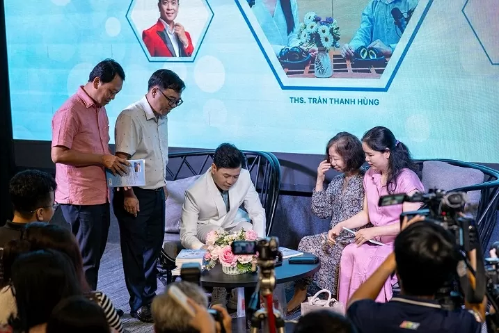 Ra mắt sách ‘Hành trình dưới sóng': Lát cắt trung thực của nghề báo nói