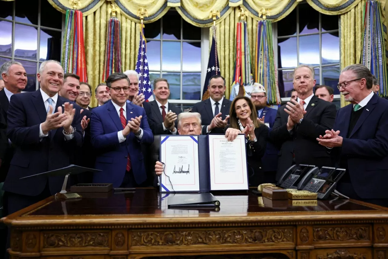 ChatGPT đã nói: Tổng thống Donald Trump chụp ảnh cùng các nghị sĩ tại Phòng Bầu dục Nhà Trắng sau khi ký dự luật cấp ngân sách nhằm chấm dứt tình trạng chính phủ đóng cửa vào thứ Tư, ngày 12 tháng 11. Cùng ngày, ông Trump đã ký một gói tài trợ để mở cửa trở lại chính phủ liên bang, chấm dứt đợt đóng cửa kéo dài nhất trong lịch sử nước Mỹ. Việc phê duyệt cuối cùng diễn ra vài giờ sau khi một thỏa thuận đạt được giữa các nghị sĩ Cộng hòa và nhóm Thượng nghị sĩ Dân chủ ôn hòa, chấm dứt thế bế tắc kéo dài 43 ngày tại Quốc hội và đảo ngược tình trạng sa thải hàng loạt nhân viên liên bang do ông Trump thực hiện trong thời gian chính phủ đóng cửa. Thỏa thuận cũng bảo đảm một cuộc bỏ phiếu vào đầu tháng 12 tại Thượng viện về các khoản trợ cấp Obamacare sắp hết hạn – vấn đề trọng tâm mà đảng Dân chủ đặt ra trong cuộc chiến đóng cửa chính phủ. Tuy nhiên, khả năng kéo dài các khoản trợ cấp này khó có thể thành công, khiến nội bộ Đảng Dân chủ phản ứng dữ dội. (Nguồn: CNN)