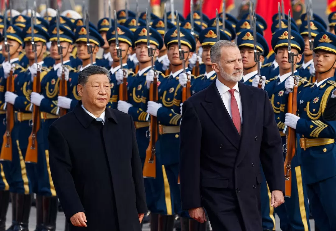 Quốc vương Tây Ban Nha Felipe VI và Chủ tịch Trung Quốc Tập Cận Bình tại lễ đón chính thức ở Bắc Kinh ngày 12-11 (Nguồn: Tân Hoa xã)