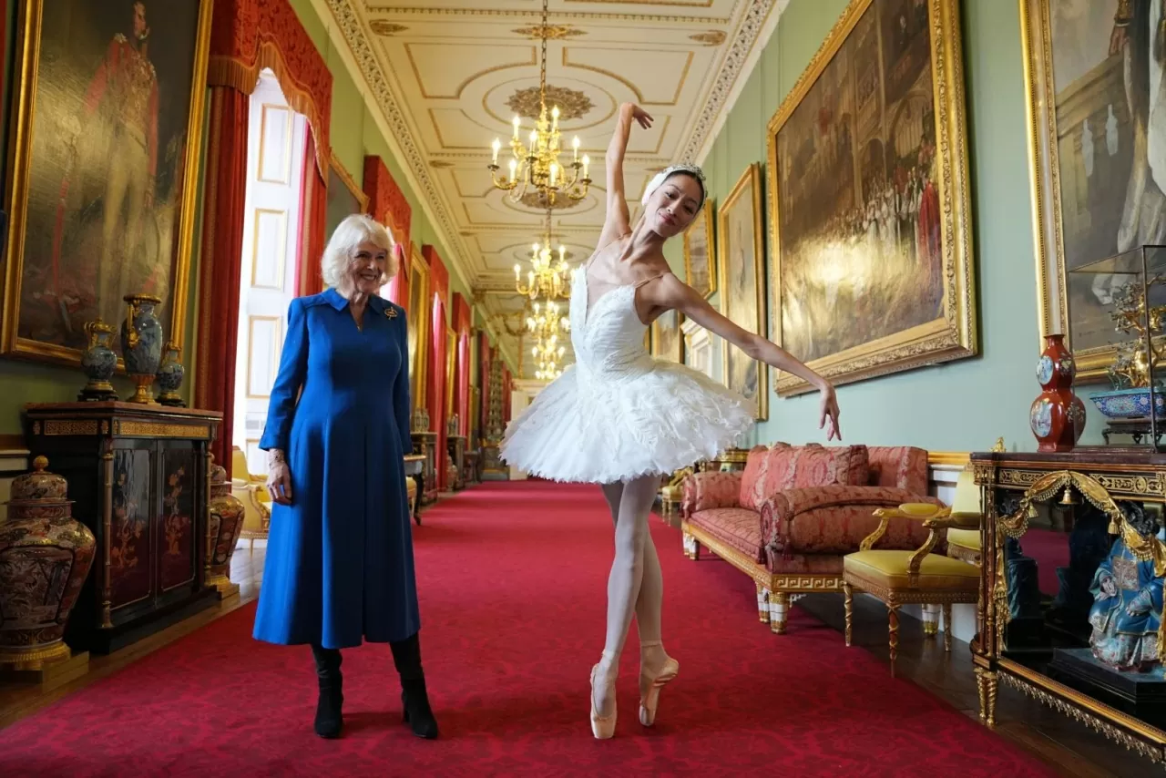 Nữ hoàng Camilla của Vương quốc Anh, bảo trợ của Đoàn Ballet Quốc gia Anh, theo dõi phần biểu diễn của Sangeun Lee trong một buổi tiếp đón tại Cung điện Buckingham ở London vào thứ Tư, ngày 12 tháng 11. (Nguồn: CNN)