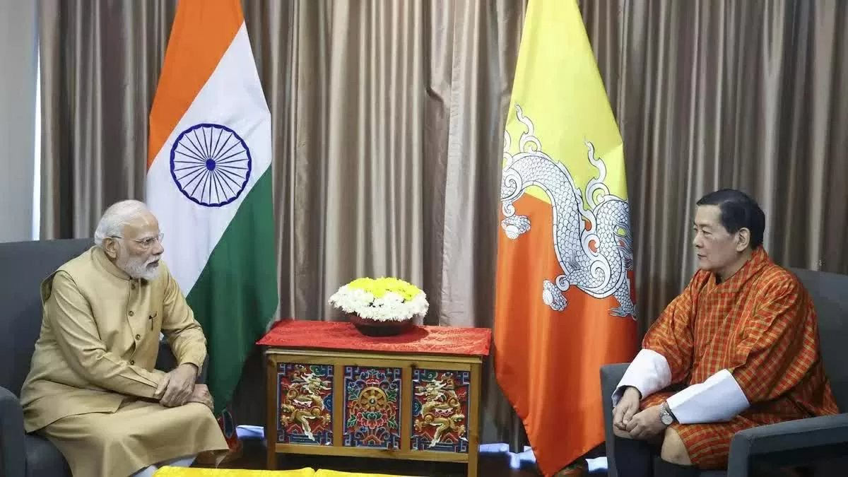 Quốc vương Bhutan Jigme Khesar Namgyel Wangchuck (phải) tiếp Thủ tướng Ấn Độ trong chuyến thăm, ngày 12/11. (Nguồn: PTI)