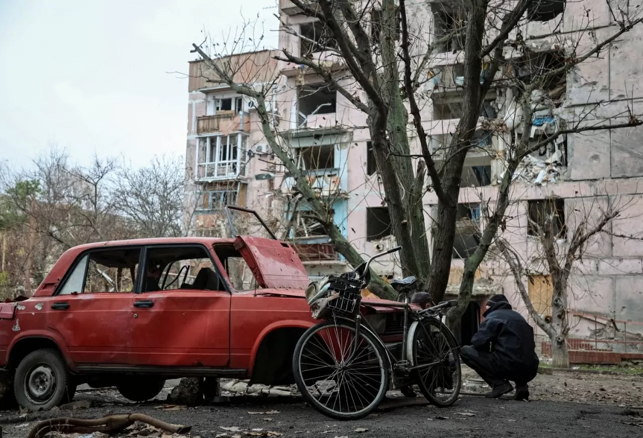 Người dân trú ẩn trước một máy bay không người lái của Nga tại thị trấn tiền tuyến Huliaipole. Trong những tuần gần đây, Nga liên tục tấn công vào lưới điện quốc gia của Ukraine, khiến nhiều thị trấn và thành phố thường xuyên bị mất điện. Các cuộc tấn côn