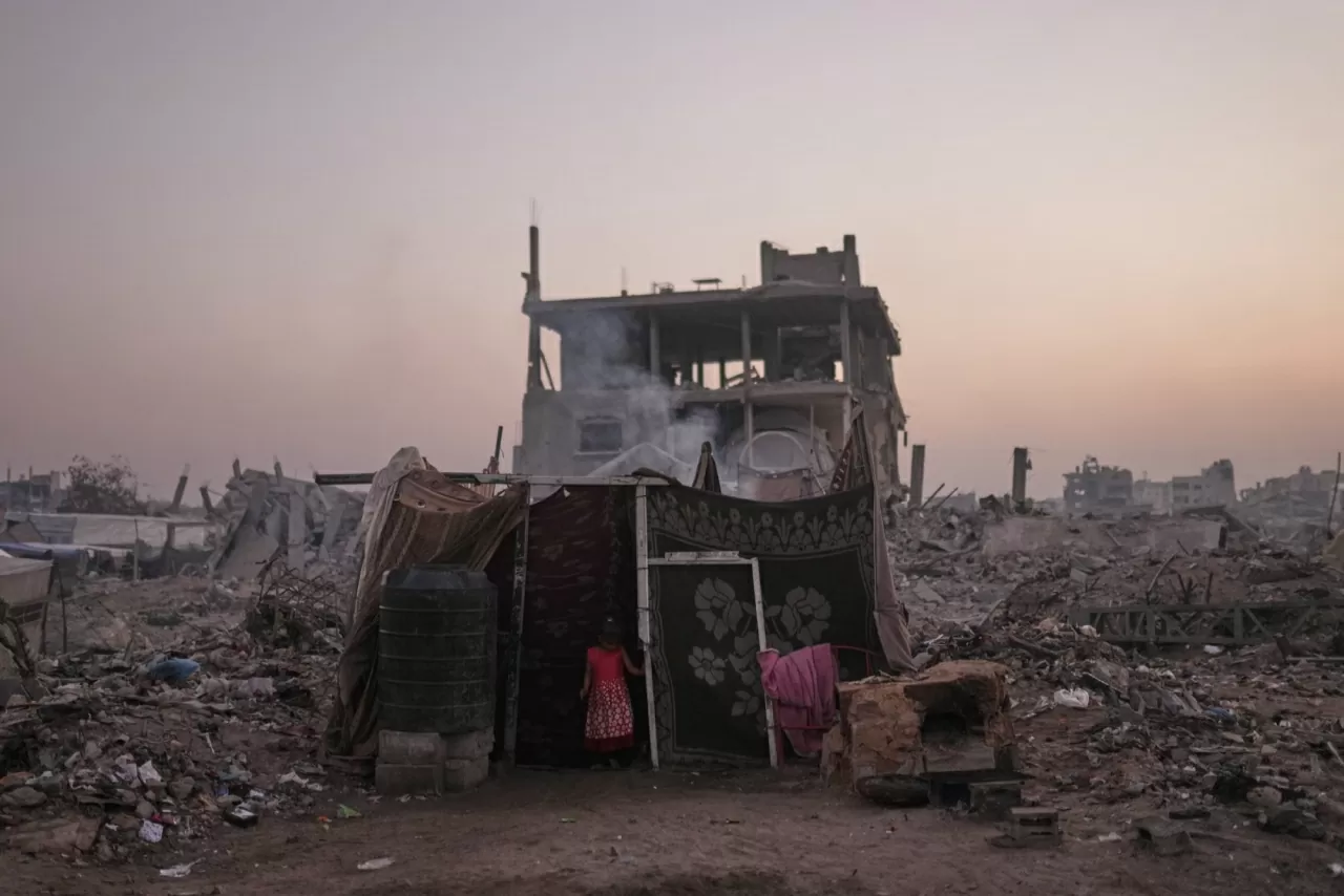 Một bé gái Palestine phải di dời đứng trước cửa lều của gia đình giữa khung cảnh đổ nát do các cuộc tấn công trên không và trên bộ của Israel gây ra tại khu phố Sheikh Radwan ở Gaza City. Các lực lượng vũ trang và người định cư Israel đã tấn công các nguồn nước của Palestine hơn 250 lần trong vòng 5 năm qua, tạo thành chuỗi hành động tấn công kéo dài nhất nhằm vào nguồn nước dân sự trong những năm gần đây, theo nghiên cứu mới công bố. (Nguồn: The Guardian)