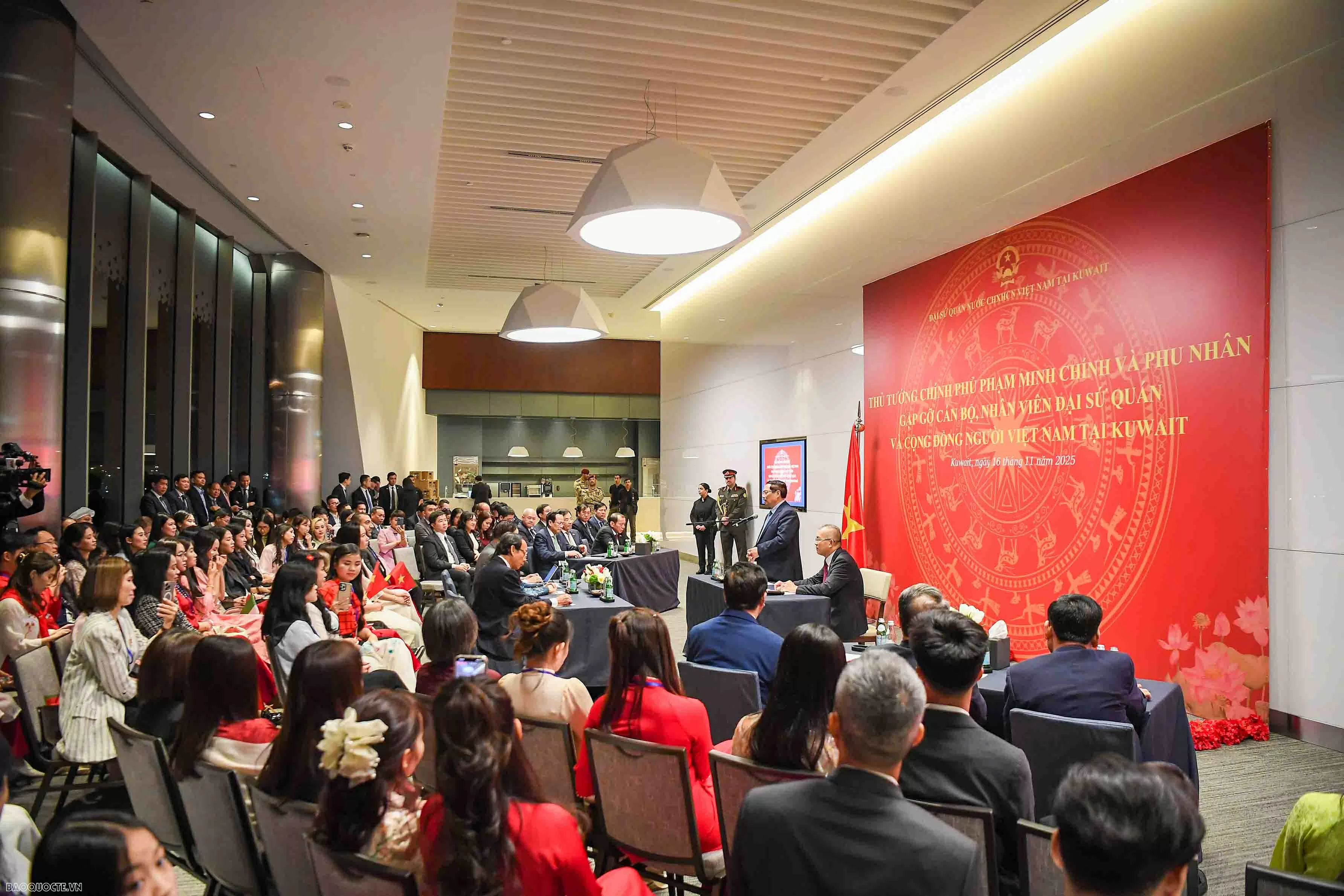 Thủ tướng Phạm Minh Chính gặp gỡ đại diện cộng đồng người Việt Nam tại Kuwait