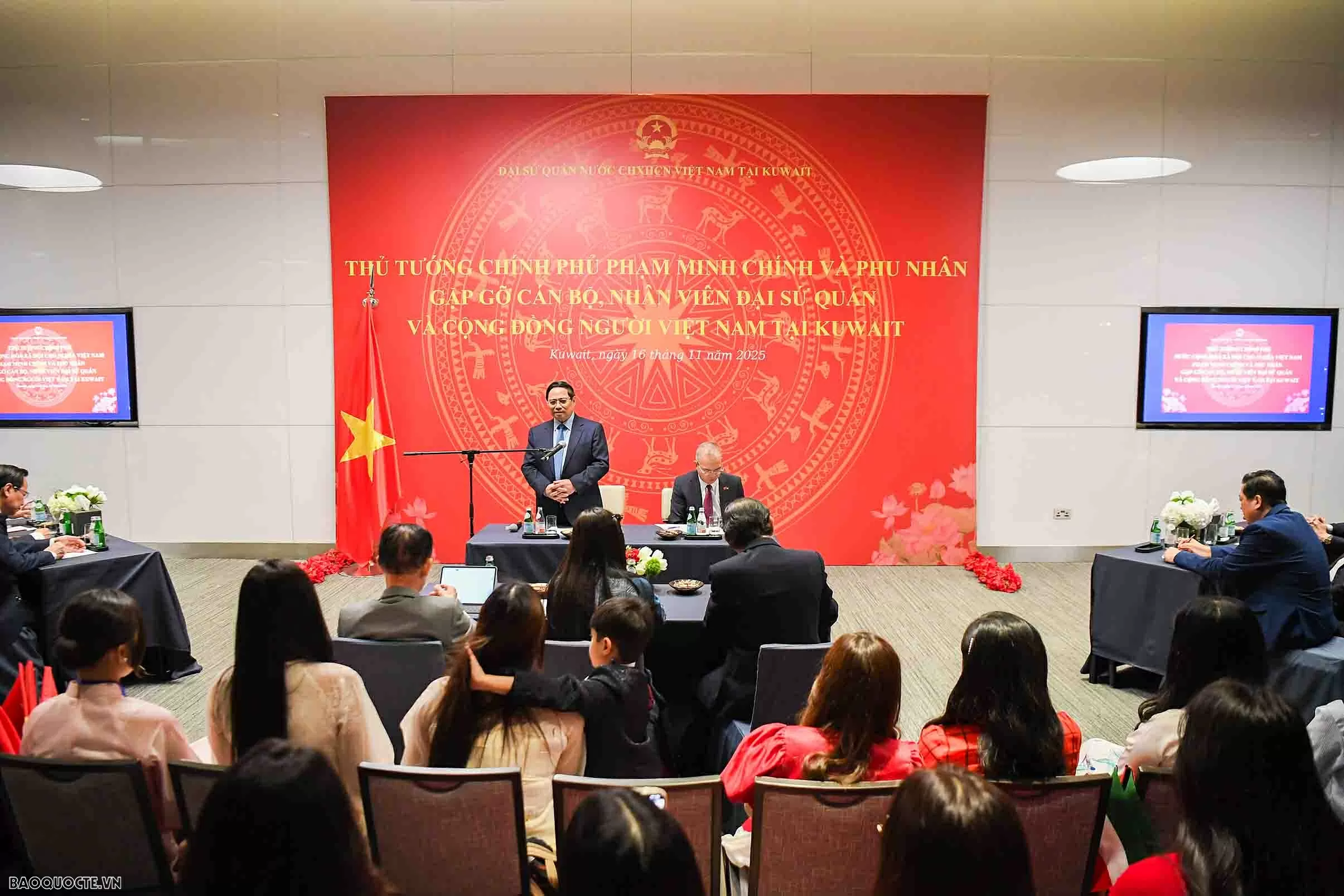 Thủ tướng Phạm Minh Chính gặp gỡ đại diện cộng đồng người Việt Nam tại Kuwait