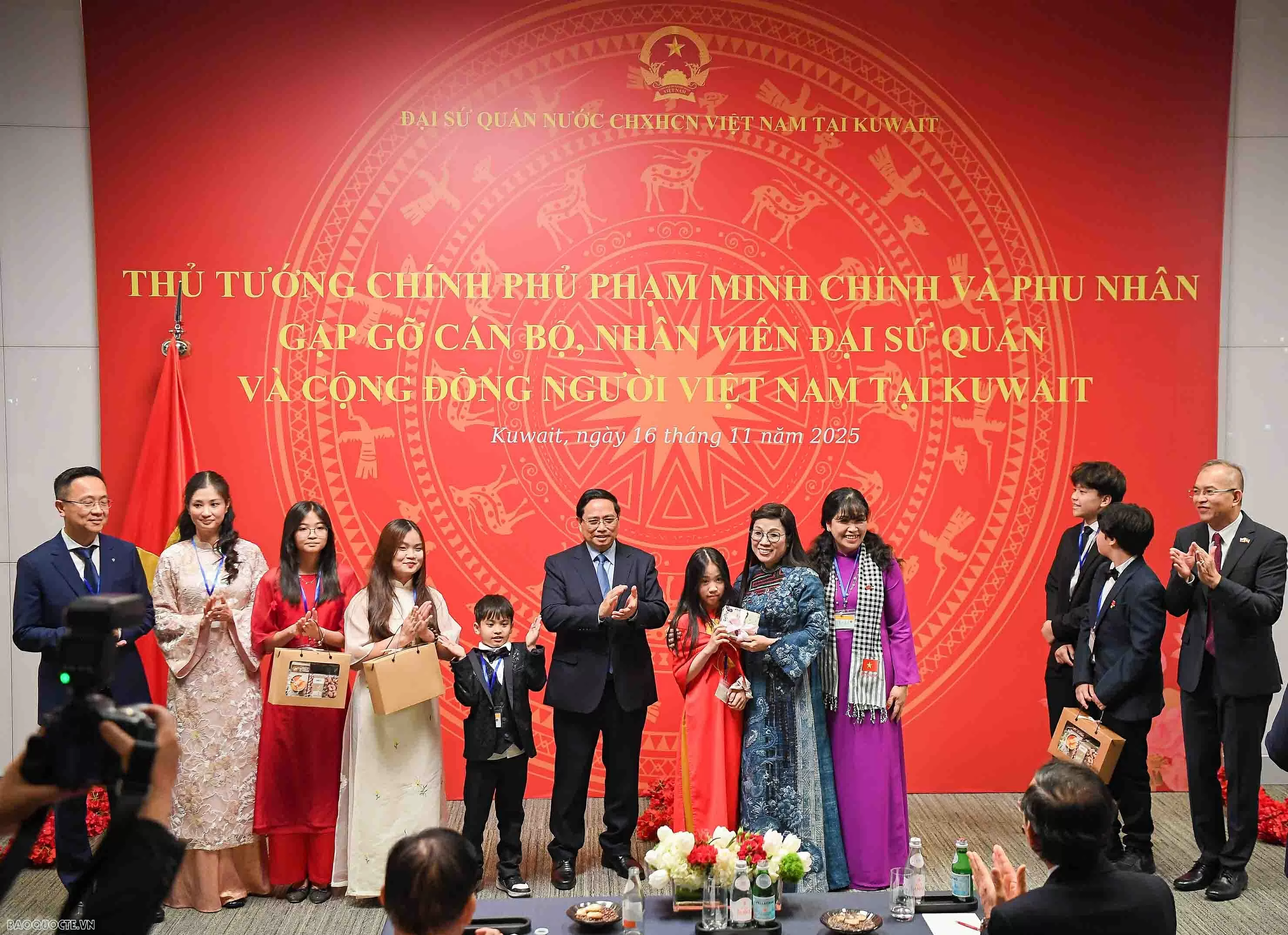 Thủ tướng Phạm Minh Chính gặp gỡ đại diện cộng đồng người Việt Nam tại Kuwait