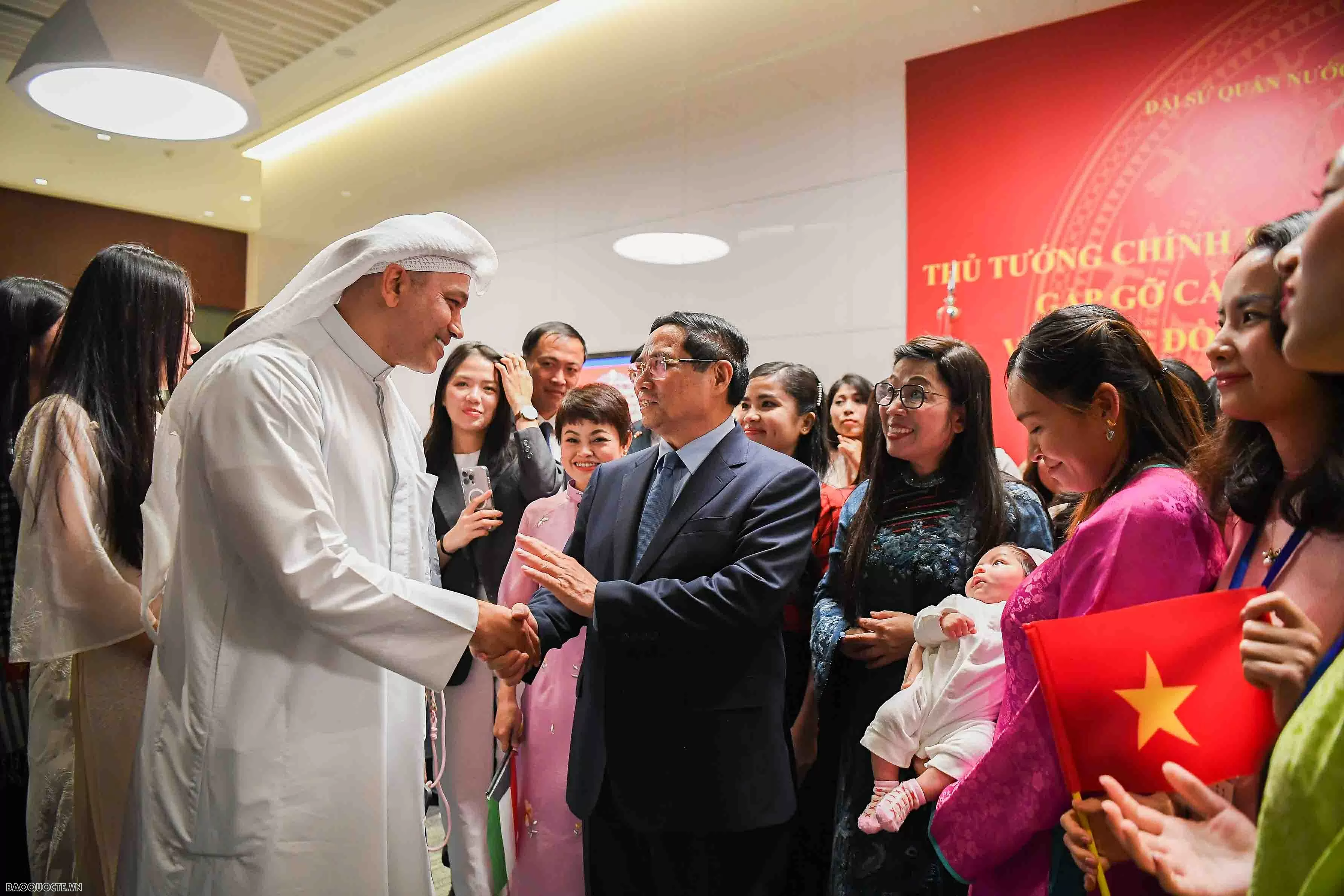 Thủ tướng Phạm Minh Chính gặp gỡ đại diện cộng đồng người Việt Nam tại Kuwait