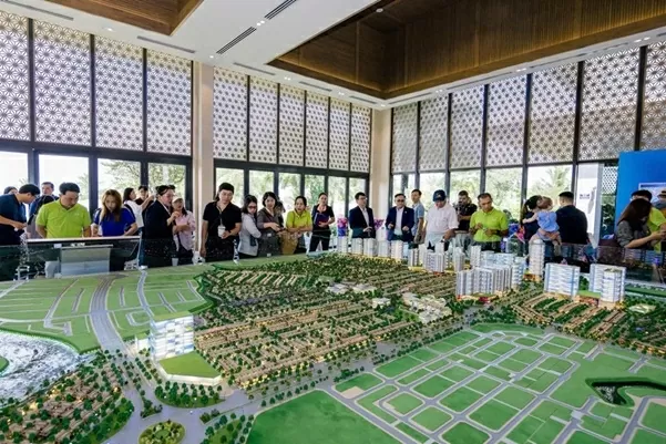 Khách hàng tham quan một dự án giáp ranh phía đông TP.HCM