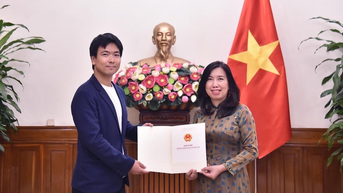 Trao giấy phép mở lại văn phòng thường trú của hãng truyền hình Nihon Denpa News tại Việt Nam