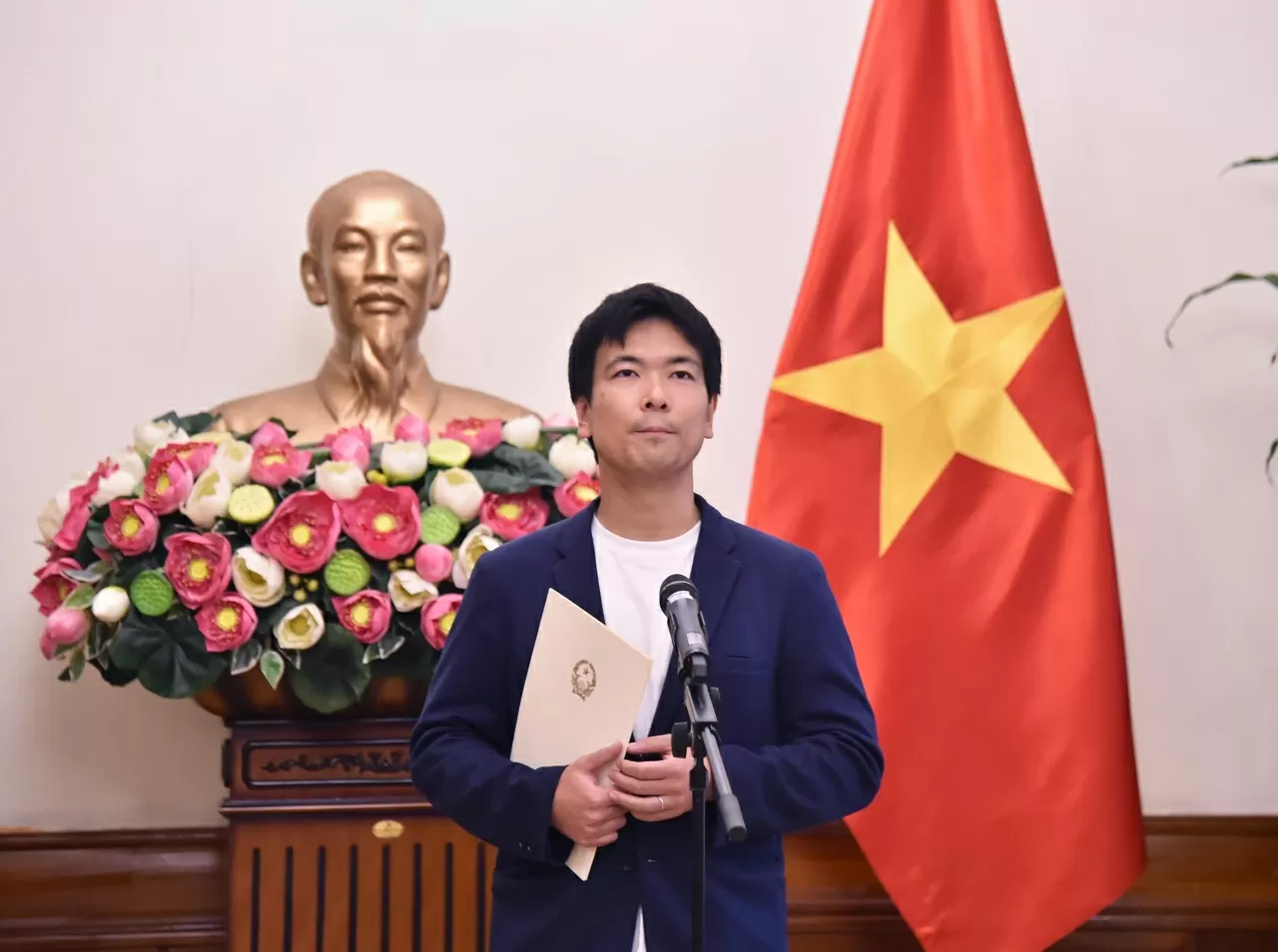 ông Fujita Shigeru, Trưởng đại diện Văn phòng hãng NDN tại Việt Nam hứa sẽ củng cố, đóng góp thiết thực vào tăng cường hiểu biết, tin cậy và tình hữu nghị giữa nhân dân hai nước Việt Nam – Nhật Bản. (Ảnh: Thành Long) ông Fujita Shigeru, Trưởng đại diện Văn phòng hãng NDN tại Việt Nam hứa sẽ củng cố, đóng góp thiết thực vào tăng cường hiểu biết, tin cậy và tình hữu nghị giữa nhân dân hai nước Việt Nam – Nhật Bản. (Ảnh: Thành Long)