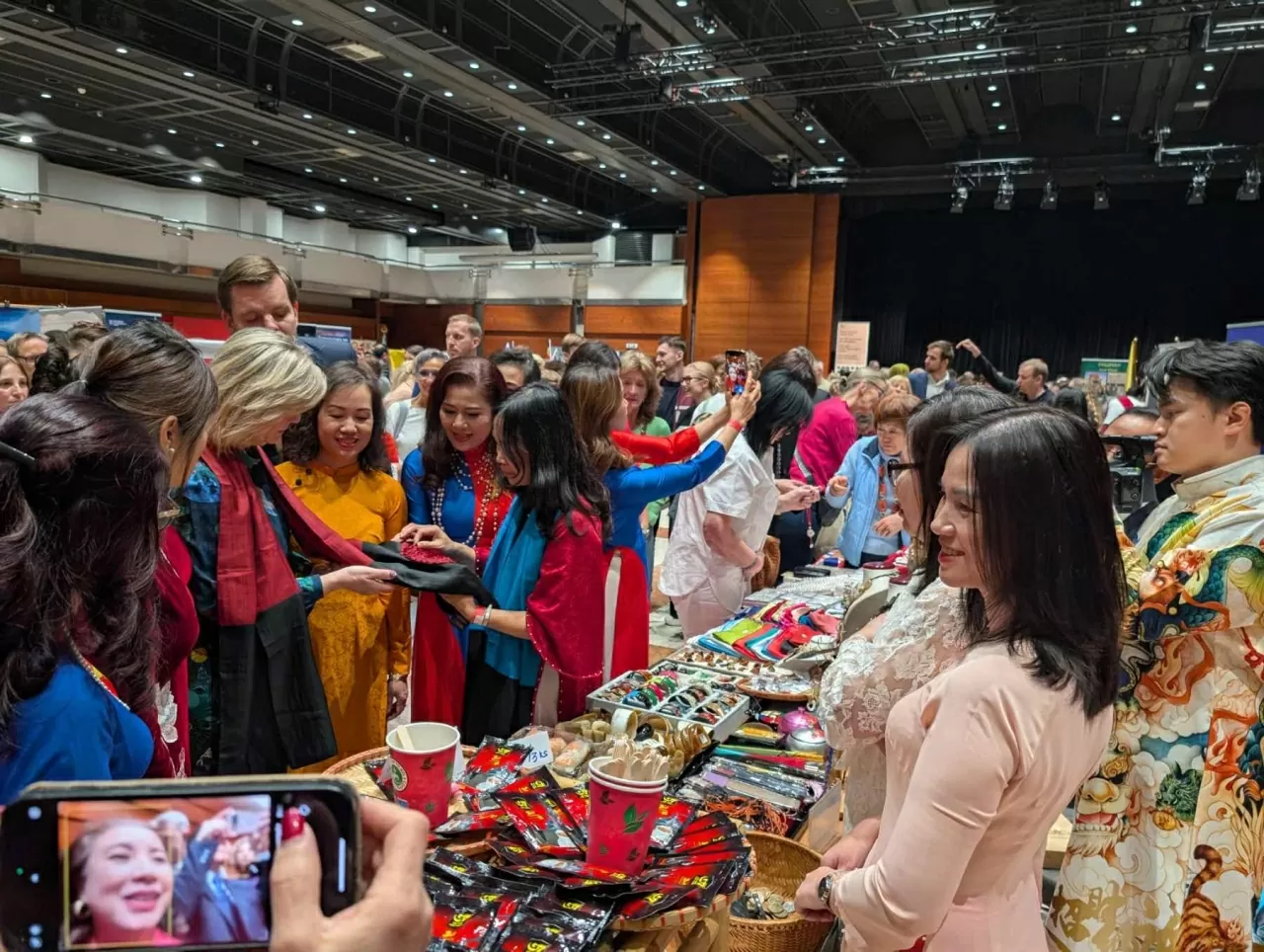 Thông điệp về tinh thần đoàn kết, chia sẻ yêu thương của Việt Nam ở Hội chợ từ thiện quốc tế 2025 tại Czech