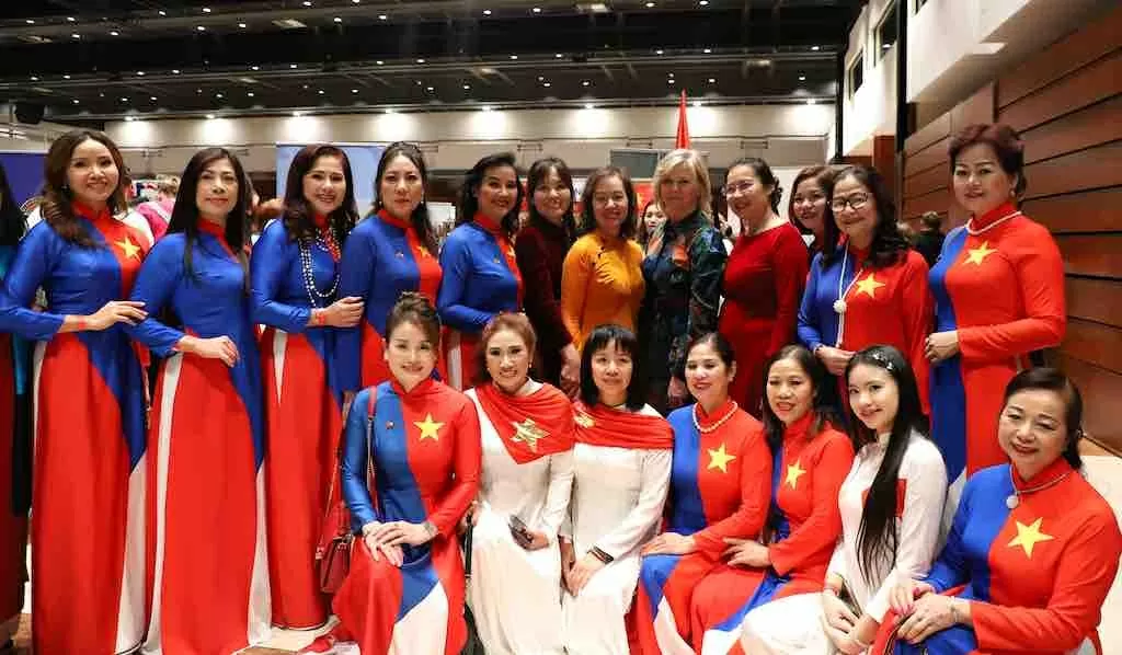 Phu nhân tổng thống Séc, Eva Pavlová, chụp ảnh lưu niệm với đại diện Đại sứ quán Việt Nam và cộng đồng người Việt tại Séc.