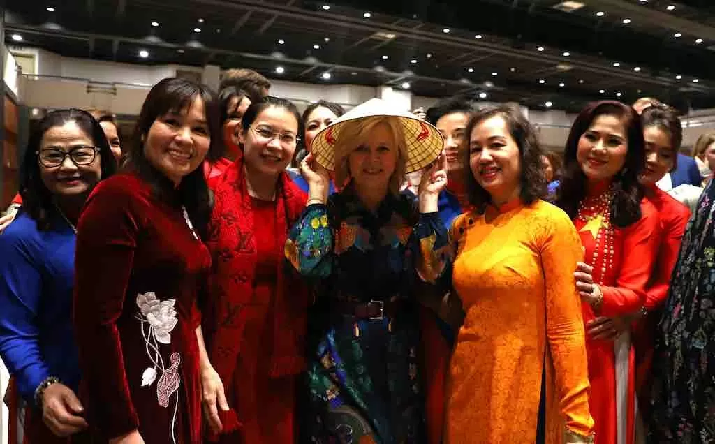 Phu nhân tổng thống Séc, Eva Pavlová, chụp ảnh lưu niệm với đại diện Đại sứ quán Việt Nam và cộng đồng người Việt tại Séc.