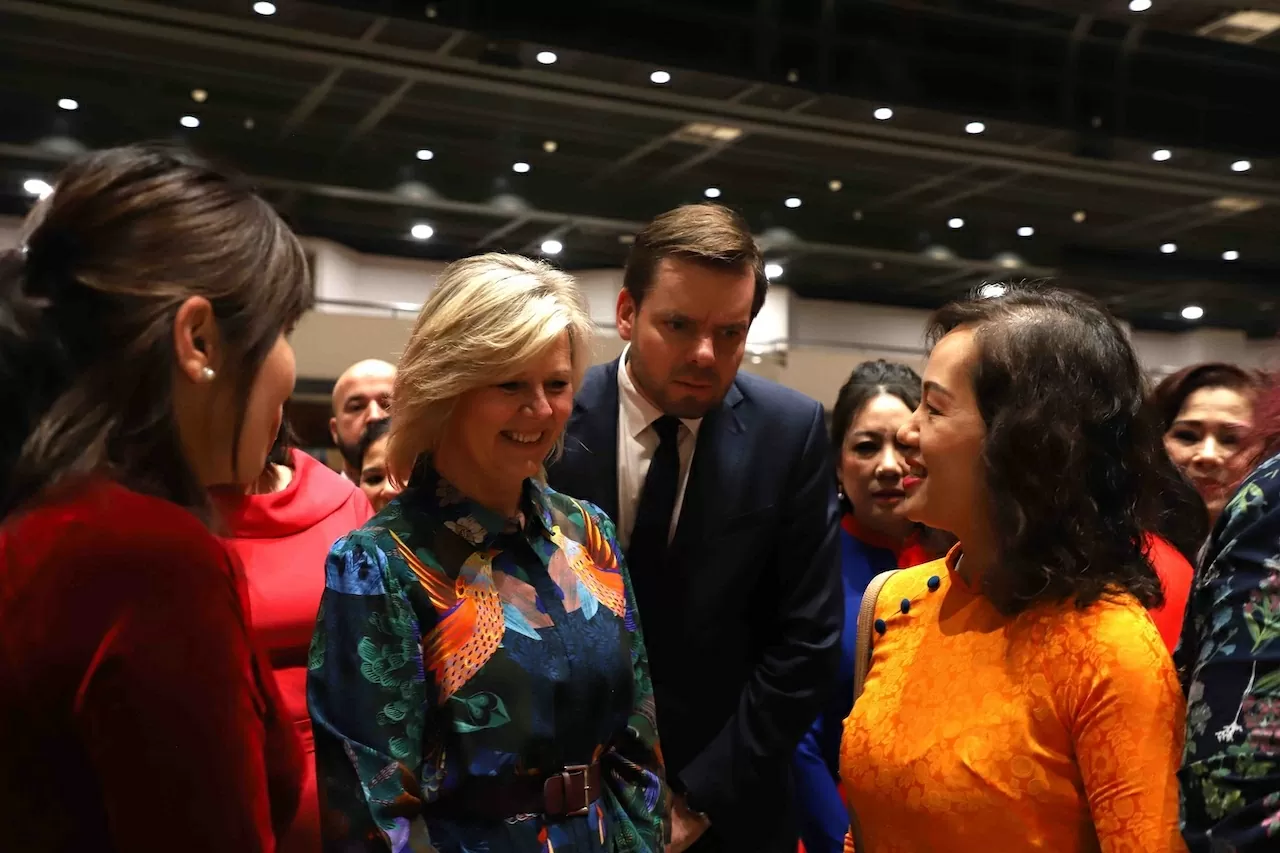 Phu nhân tổng thống Séc, Eva Pavlová, thăm gian hàng của Việt Nam.