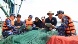 Lữ đoàn 127 tuyên truyền chống khai thác hải sản bất hợp pháp cho ngư dân