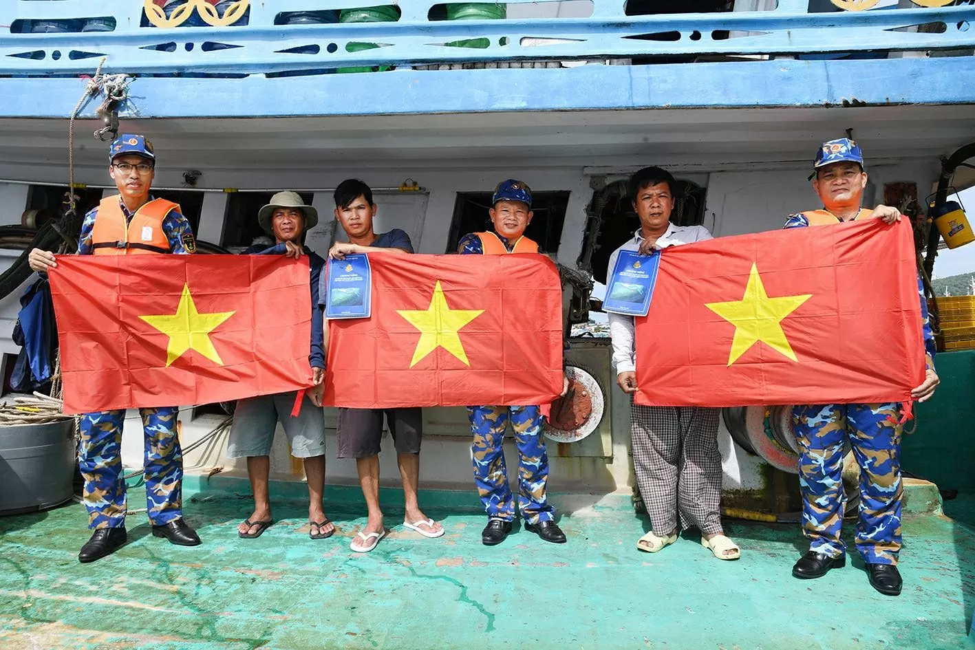 Lữ đoàn 127 tuyên truyền chống khai thác hải sản bất hợp pháp cho ngư dân Lữ đoàn 127 tuyên truyền chống khai thác hải sản bất hợp pháp cho ngư dân