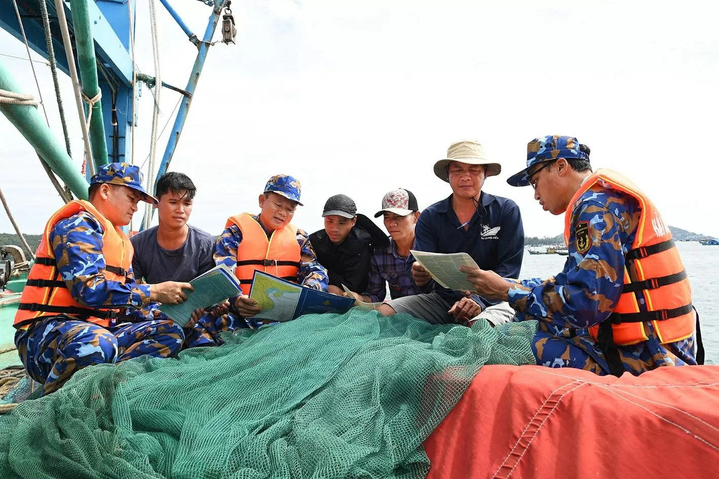 Đoàn công tác tuyên truyền, phổ biến kiến thức pháp luật cho ngư dân